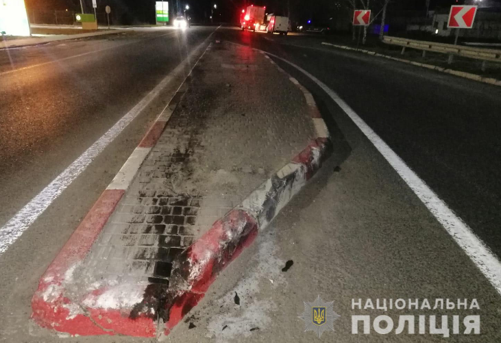 В Одеській області легковик влетів у відбійник та фуру - двоє загинули