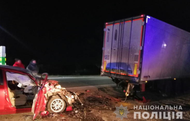 В Одеській області легковик влетів у відбійник та фуру - двоє загинули