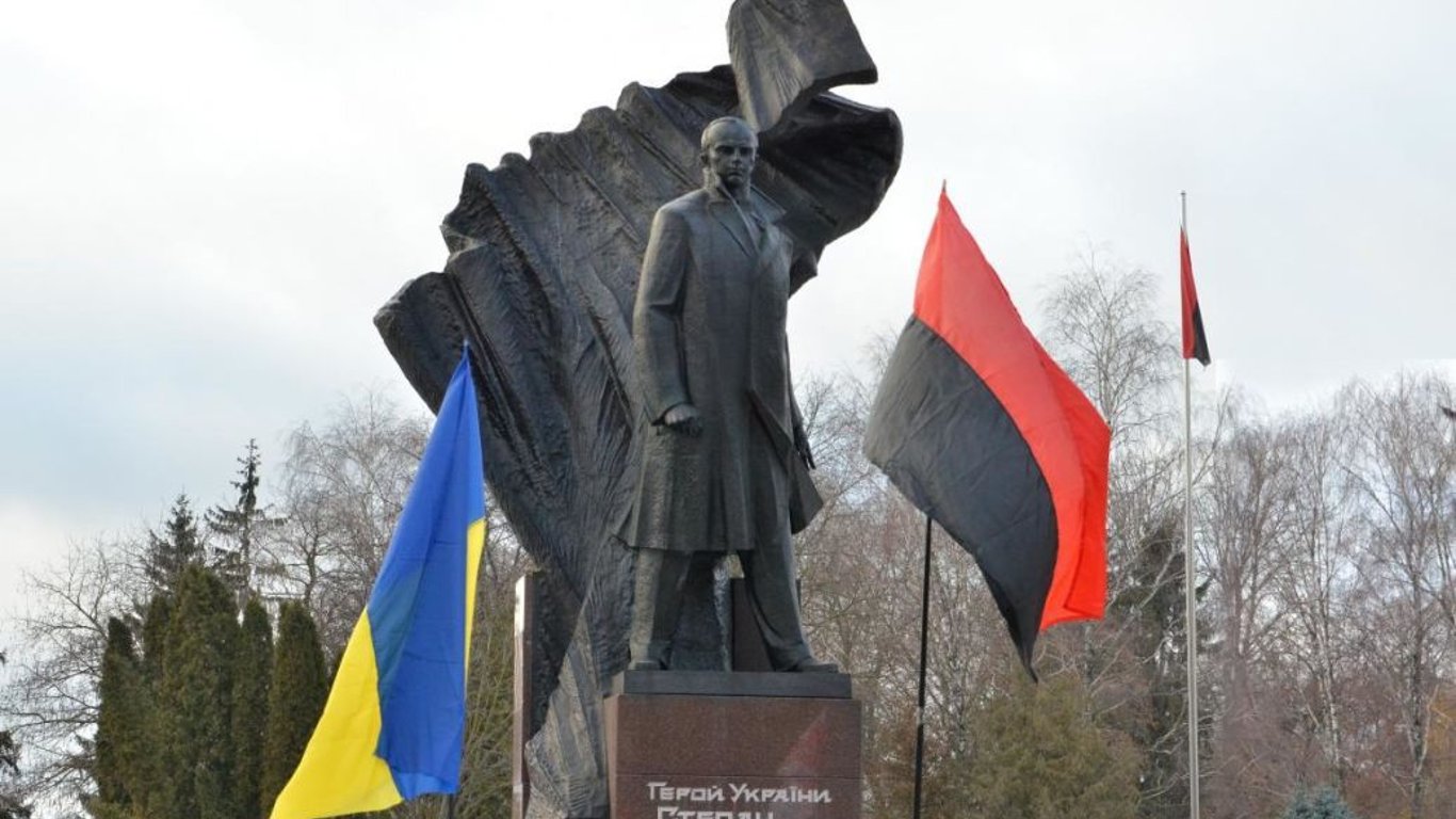 У Тернополі вандали осквернили пам’ятник Бандері - подробиці