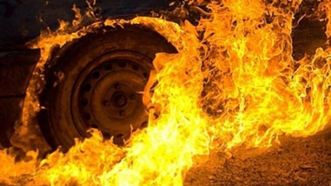 У Харкові вночі спалахнула автівка