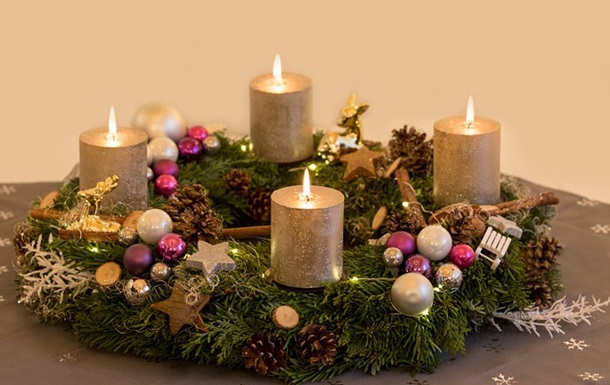 Католицьке Різдво 25 грудня святкові свічки
