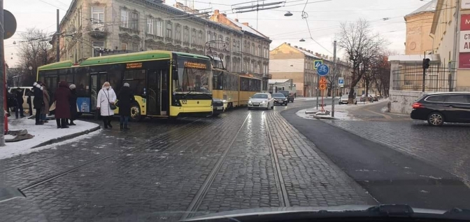 Трамваї на вулиці Бандери