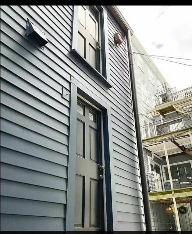 Власник дому встановив двері на висоті кількох метрів