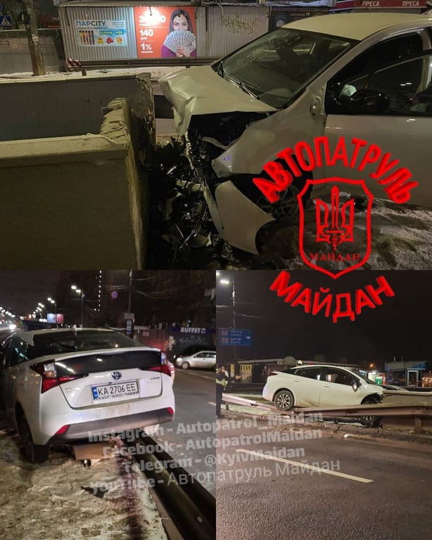 Авто врезалось в отбойник в Киеве