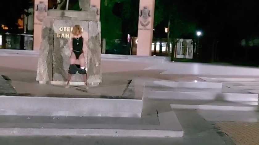 Дівчина справила нужду біля пам'ятника Бандері