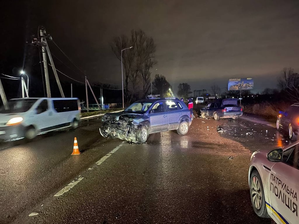 Під Львовом зіштовхнулися два автомобілі