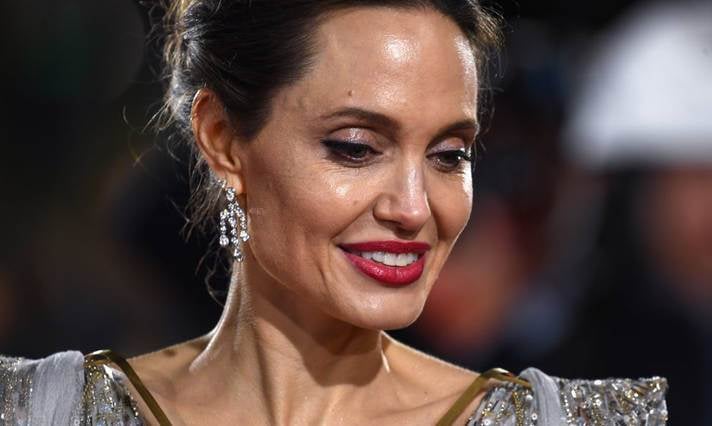Анджелина Джоли лицо
