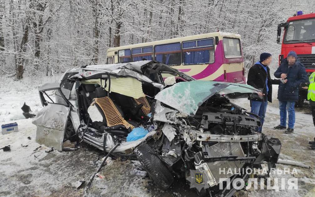 Столкновение автобуса и легковушки на Львовщине