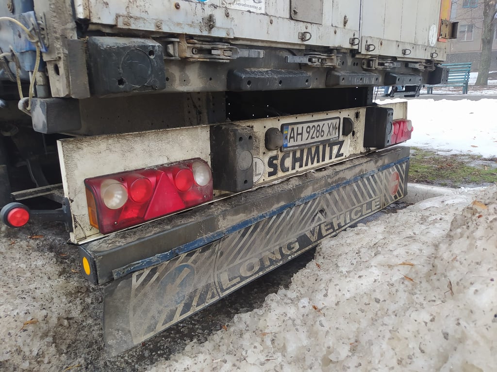 В Лозовой не могут найти владельца заброшенной фуры