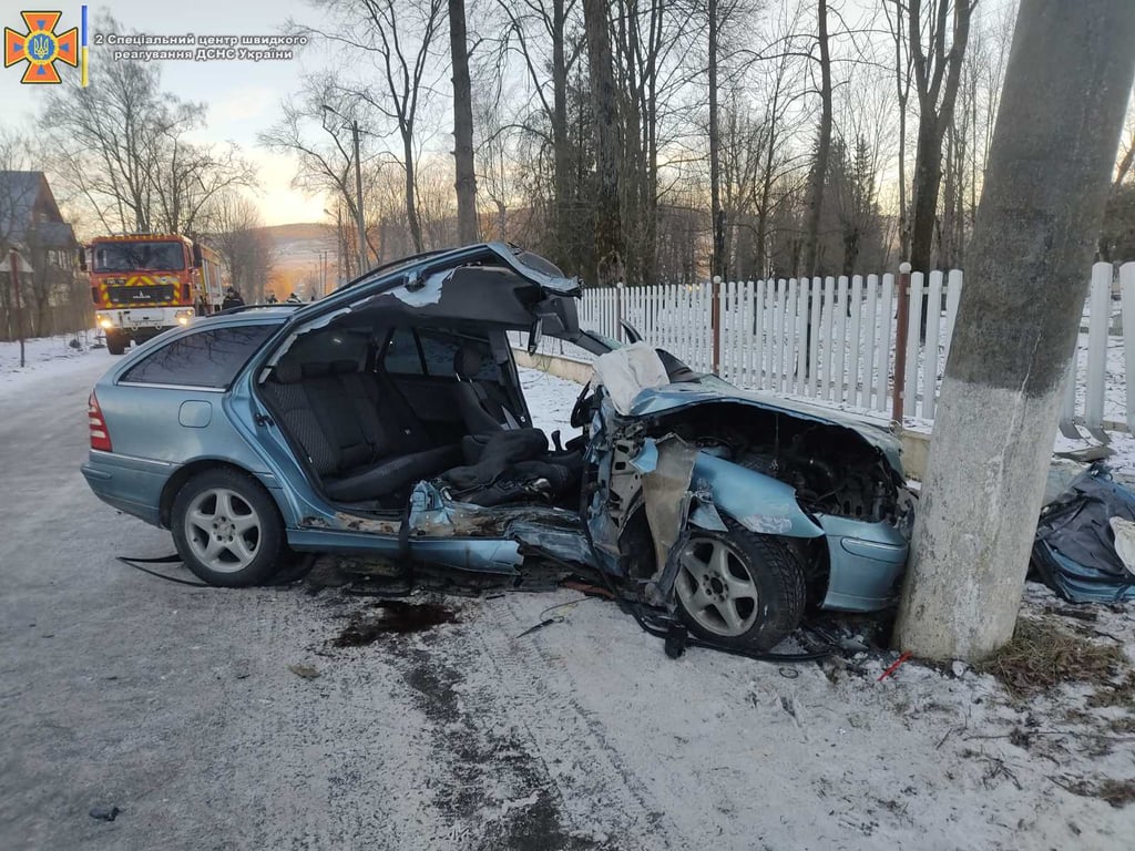 Машина врізалась в електроопору