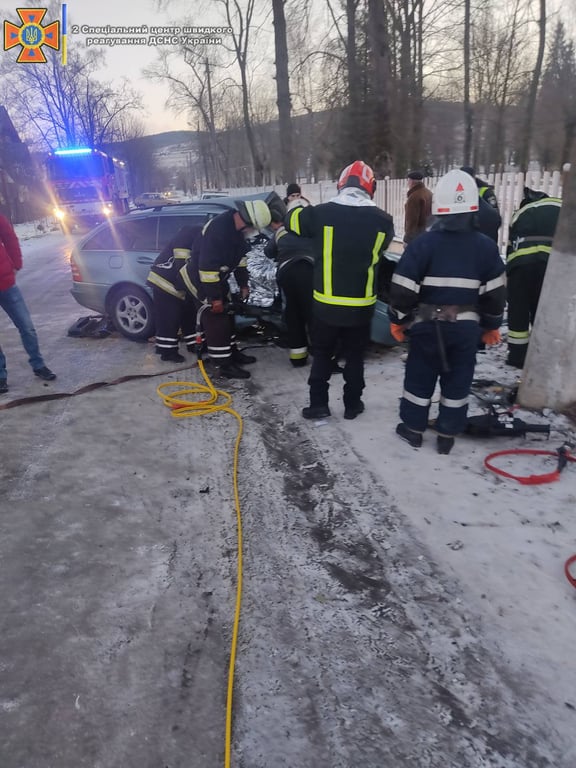 Машина врізалась в електроопору