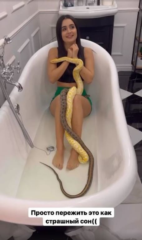 Анна Тринчер со змеями