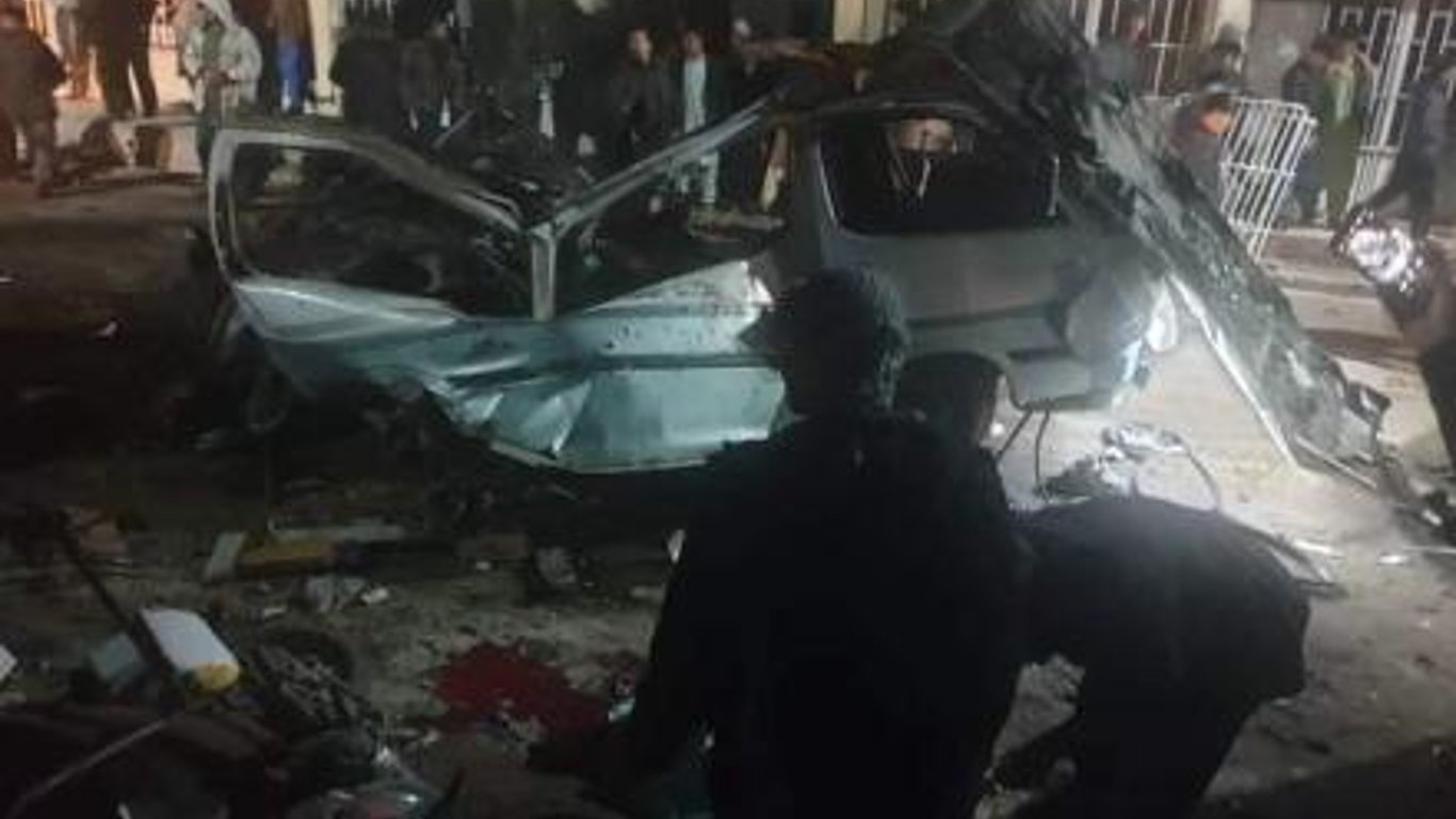 В Афганистане микроавтобус взорвался на оживленной улице, множество погибших