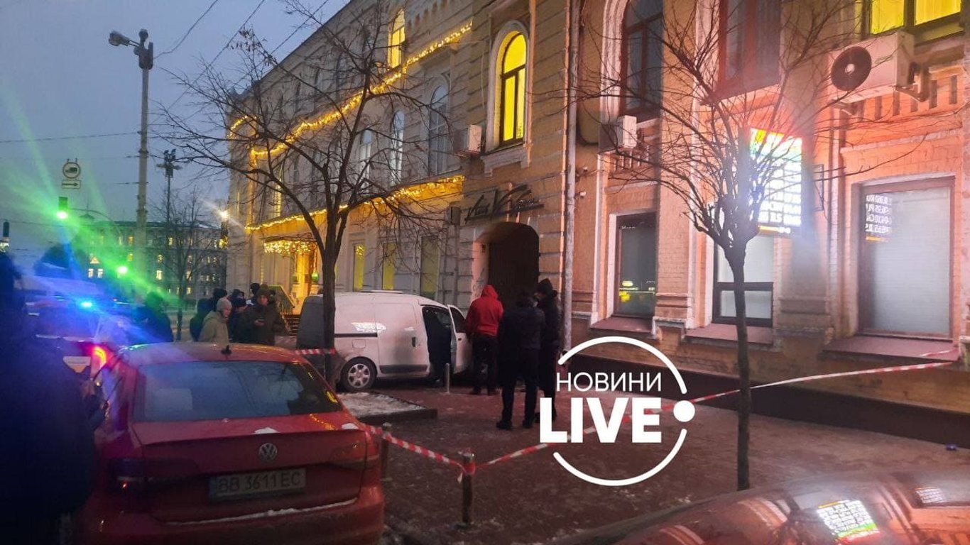 Стрельба в центре Киева - у здания СБУ мужчина достал автомат