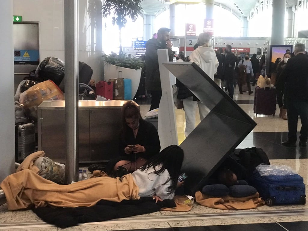 Пасажири застрягли в аеропорту Стамбула
