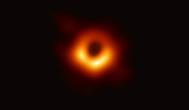 черная дыра в космосе