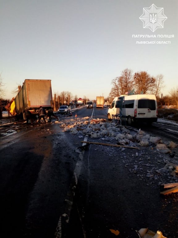 На Львівщині зіштовхнулися дві вантажівки