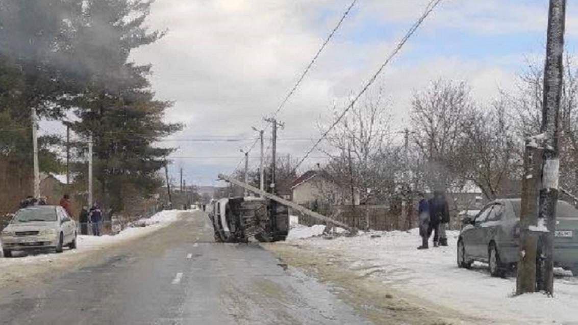 На Львівщині машина врізалася в електроопору