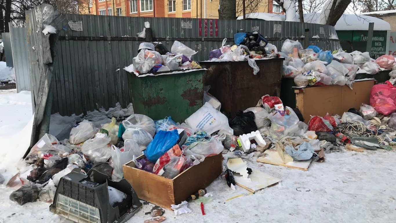 Під Києвом машину героя парковки завалили сміттям - фото
