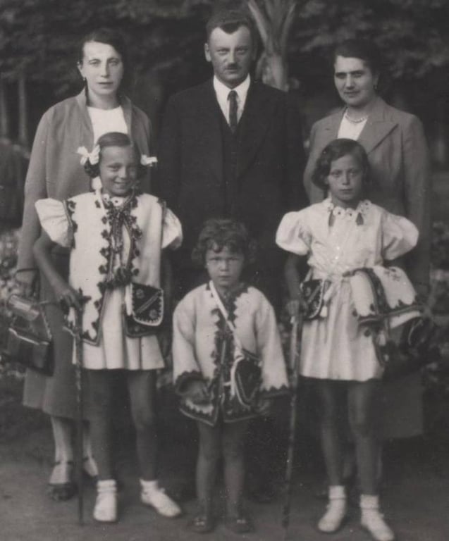 Тарас Франко с женой и детьми (конец 1930-х)
