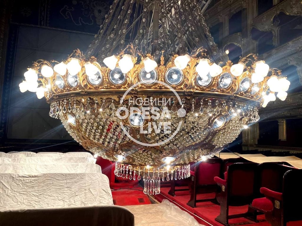 В Одесі в оперному театрі чистять люстру