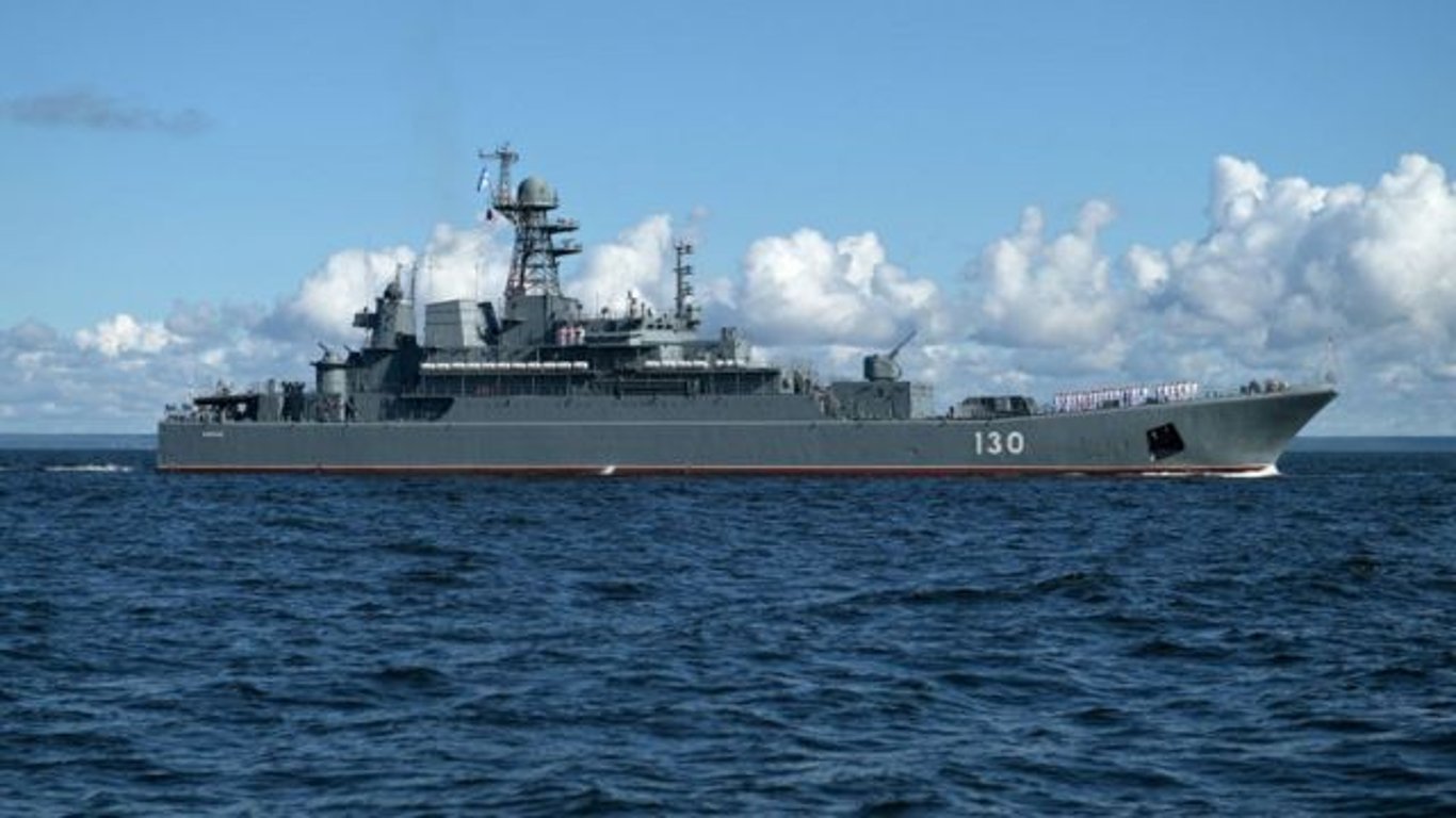 Рос 30. БДК Королев с днем ВМФ.