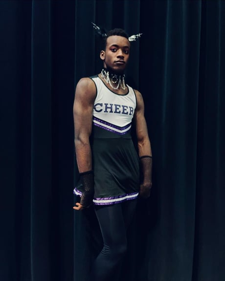 сын мадонны в платье