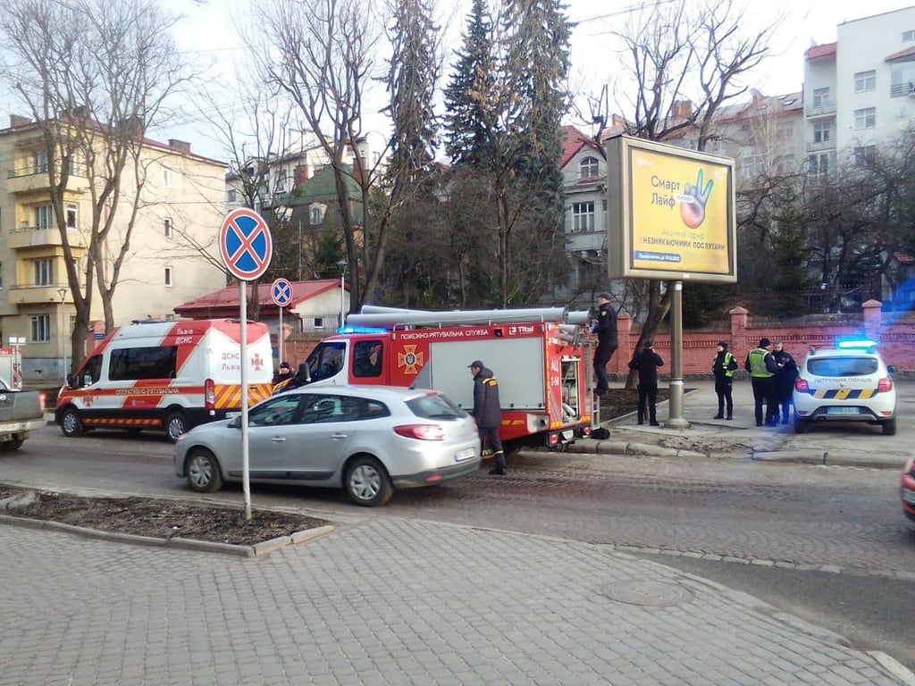 горить Генконсульство Росії у Львові