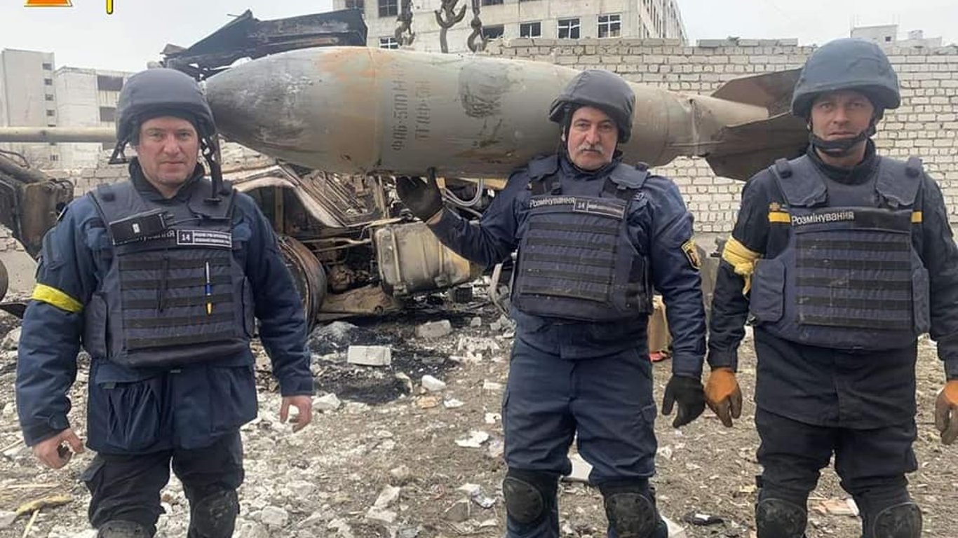 У Харкові рятувальники витягли з будинку 500-кілограмову бомбу, що не розірвалася