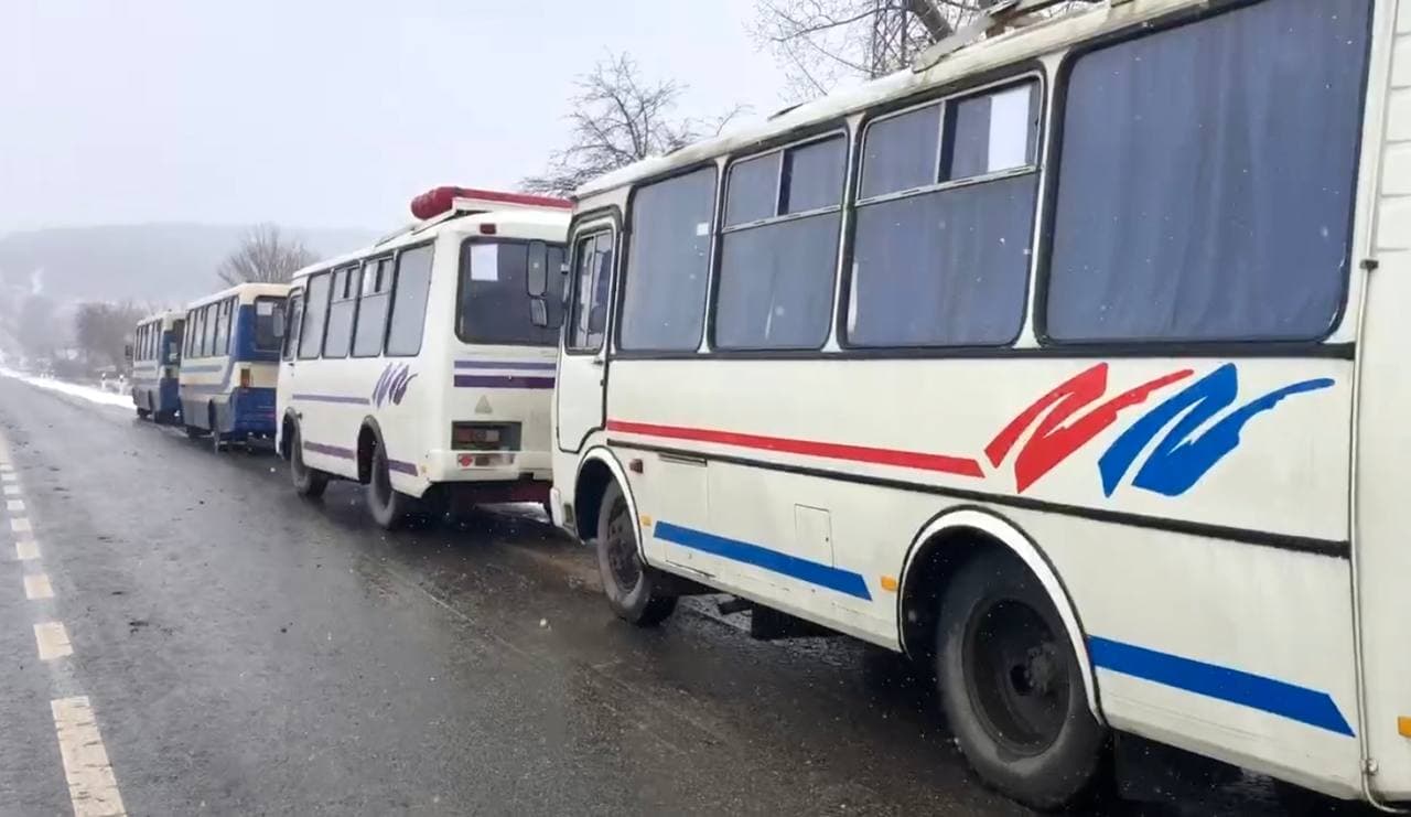 колона автобусів