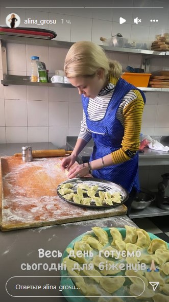 Аліна гросу готує для біженців