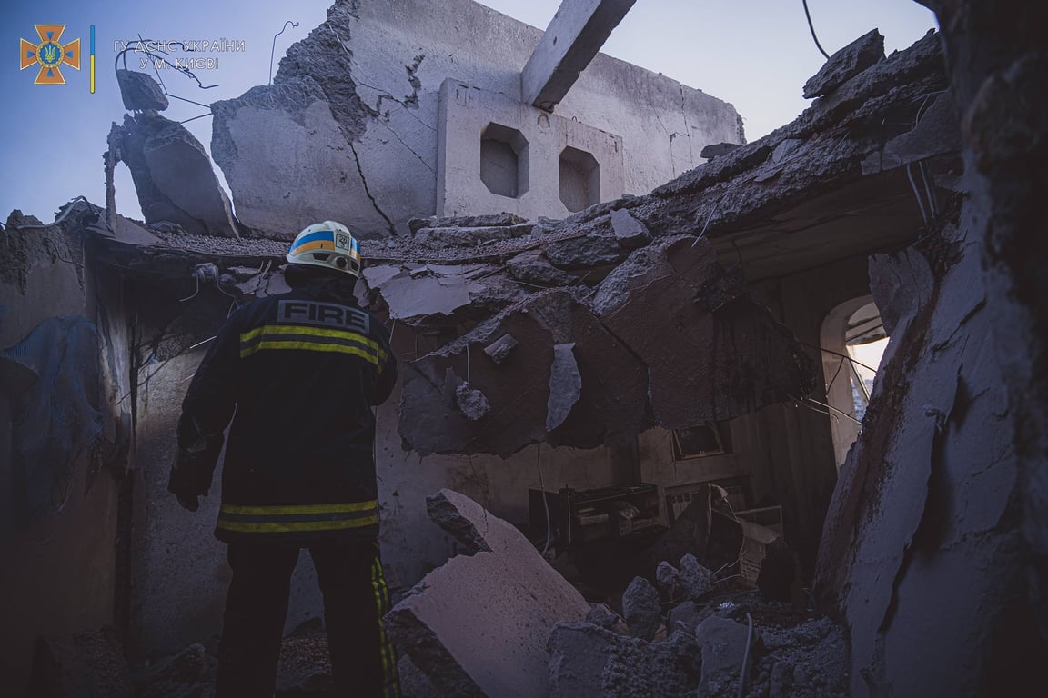 Разрушение дома в Киеве из-за сбитой российской ракеты