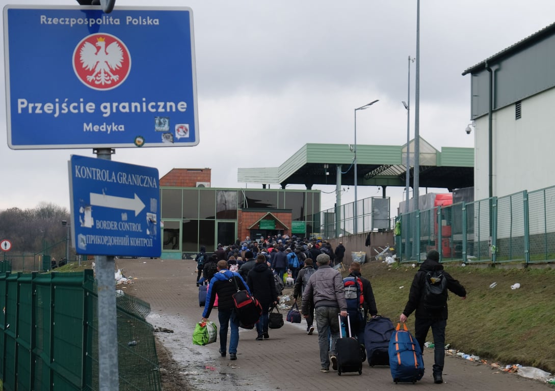 Чоловіки тікають з України, військовий стан, кордони України