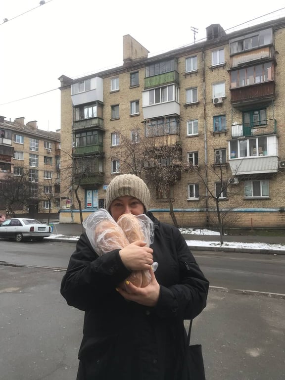 Киевляне радуются хлебу