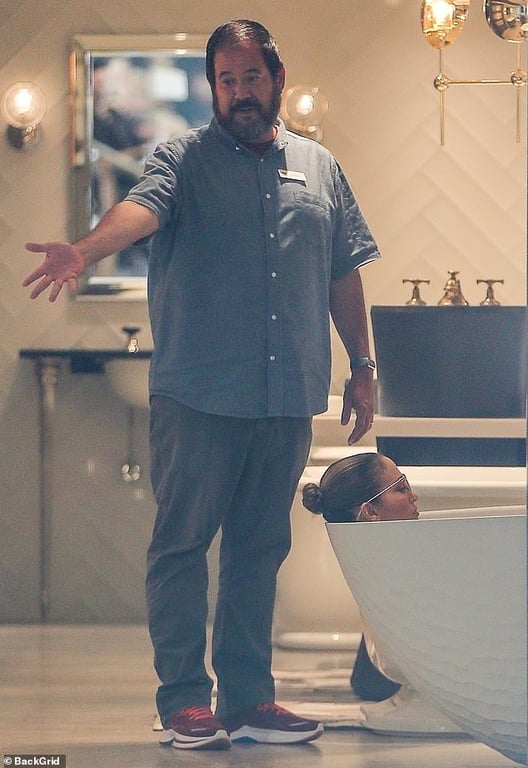 Дженніфер Лопес протестувала нову ванну прямо в магазині - фото 1