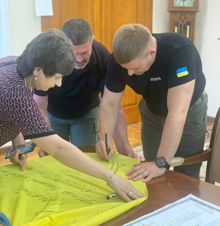 На змеином развернули флаг Украины