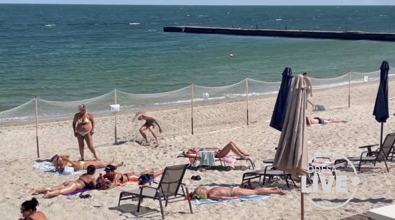 На Одесском пляже установили сетку