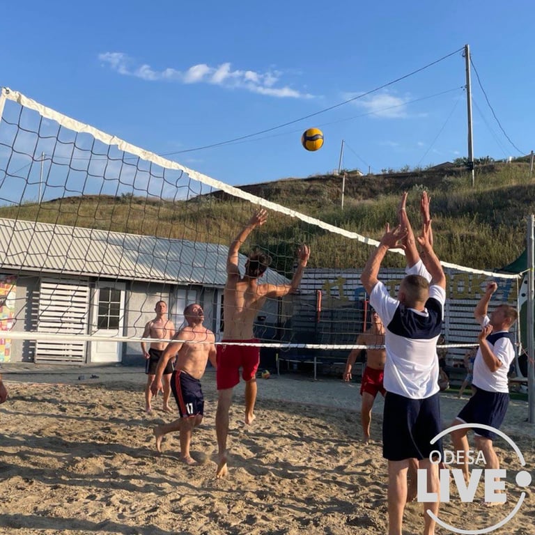 Воины ВСУ и волонтеры играли в пляжный волейбол