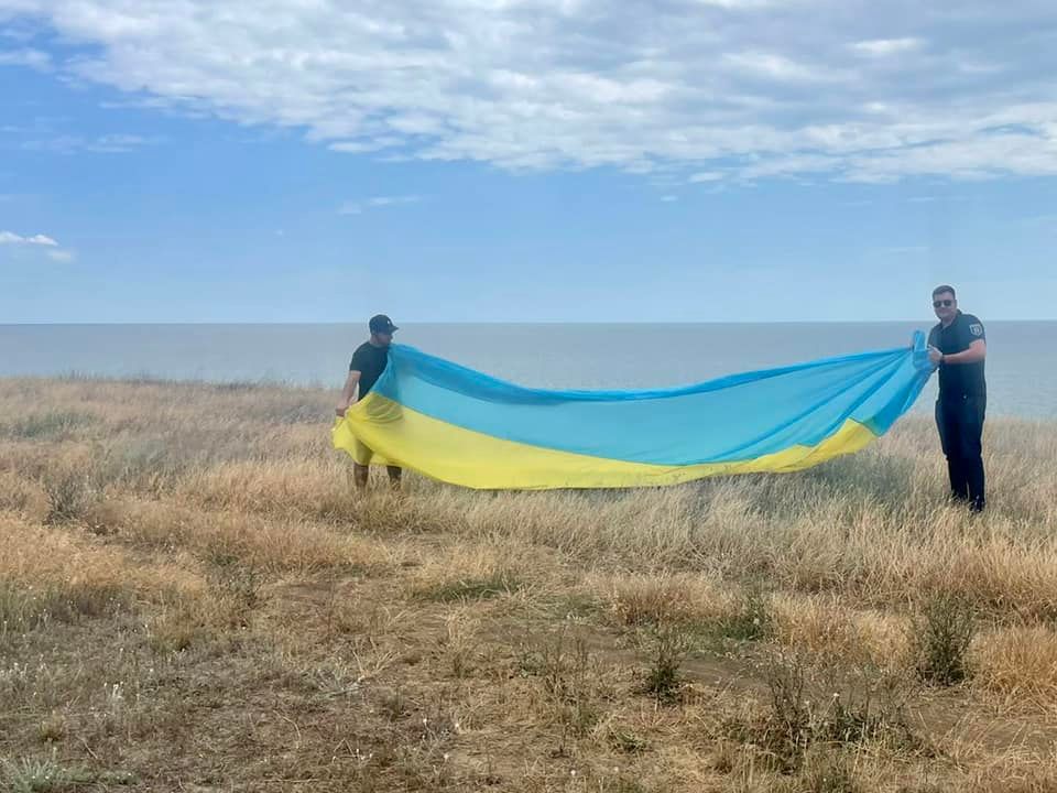 На одном из маяков Одесщины развевался огромный желто-голубой флаг