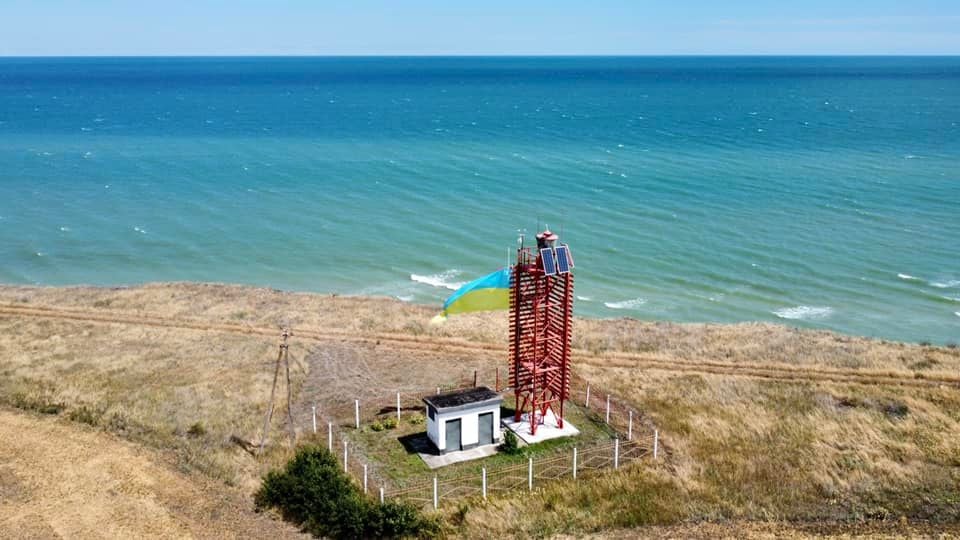 На одному з маяків Одещини замайорів величезний жовто-блакитний прапор