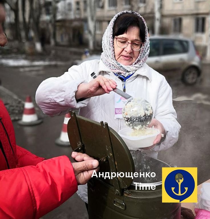 Маріупольці стоять в чергах за їжею