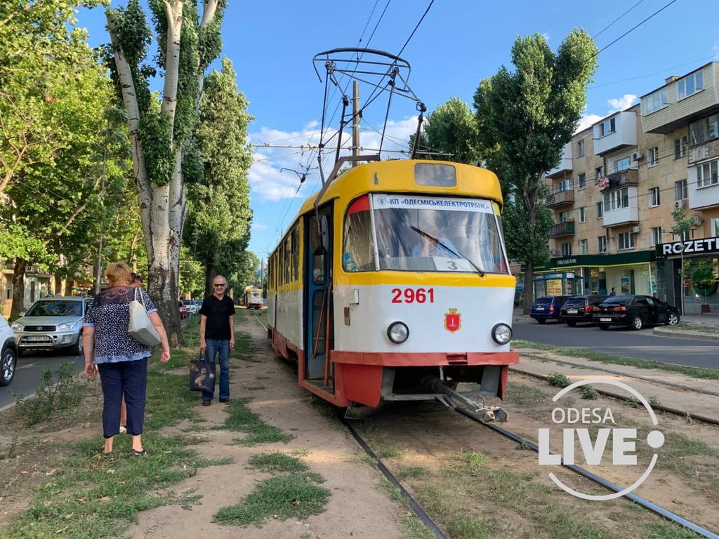 В Одессе столкнулись трамвай и автомобиль: движение электротранспорта заблокировано