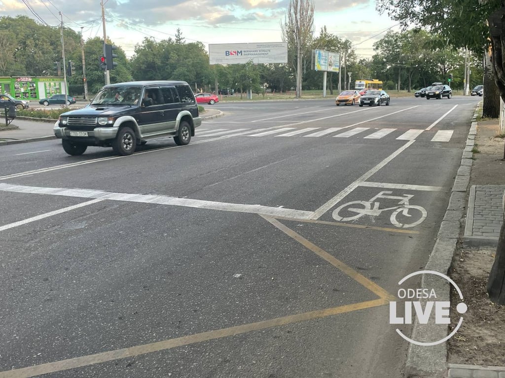 В Одесі на селищі Котовського намалювали нову велосипедну доріжку