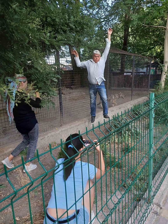 Директор одесского зоопарка снимает новый клип