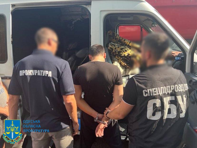 Правоохоронці затримали одесита, який перевозив ухилянтів за кордон у