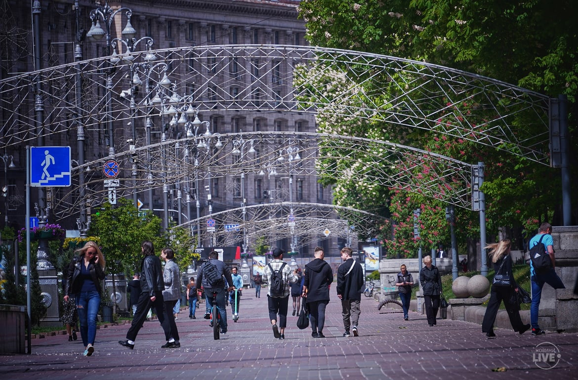 Удивлялись, что цветут деревья, продолжается строительство в Киеве