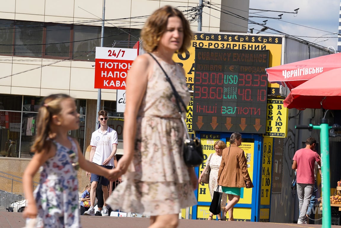 Станом на ранок 26 липня курс долара в обмінних пунктах знову подорожч