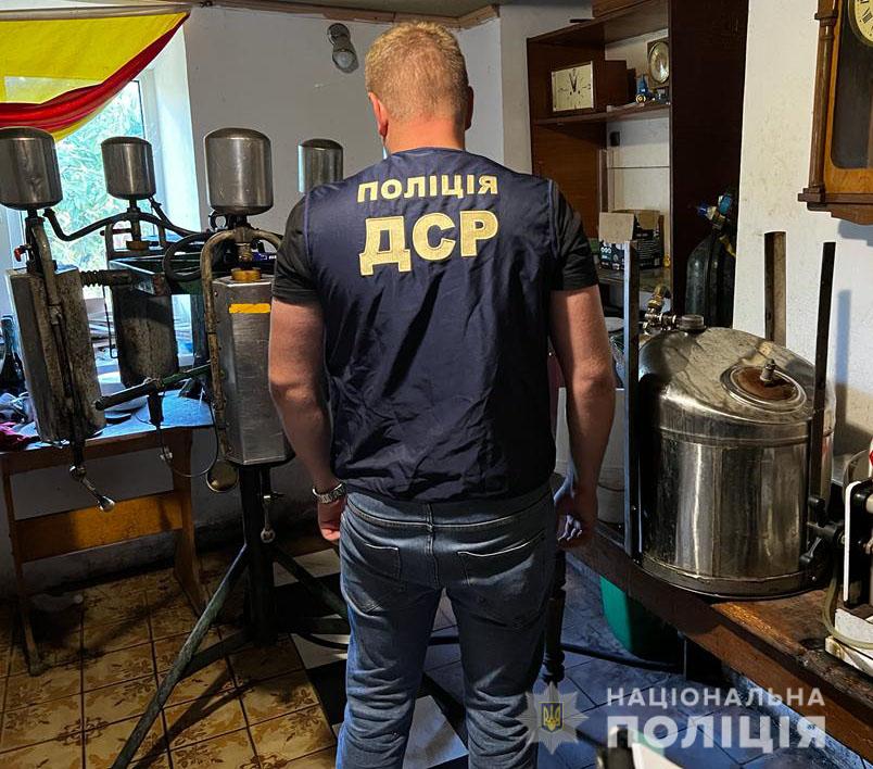 Одеські поліцейські знайшли підпільний цех з виробництва ігристого
