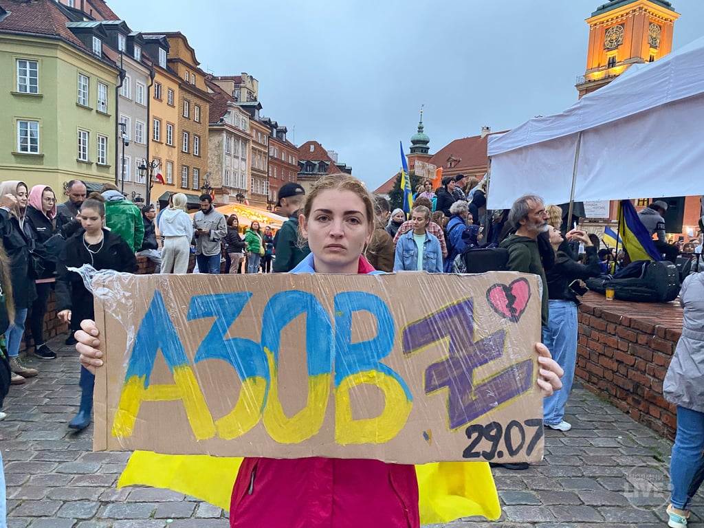 Люди вышли в Варшаве с призывом признать Россию страной-террористом