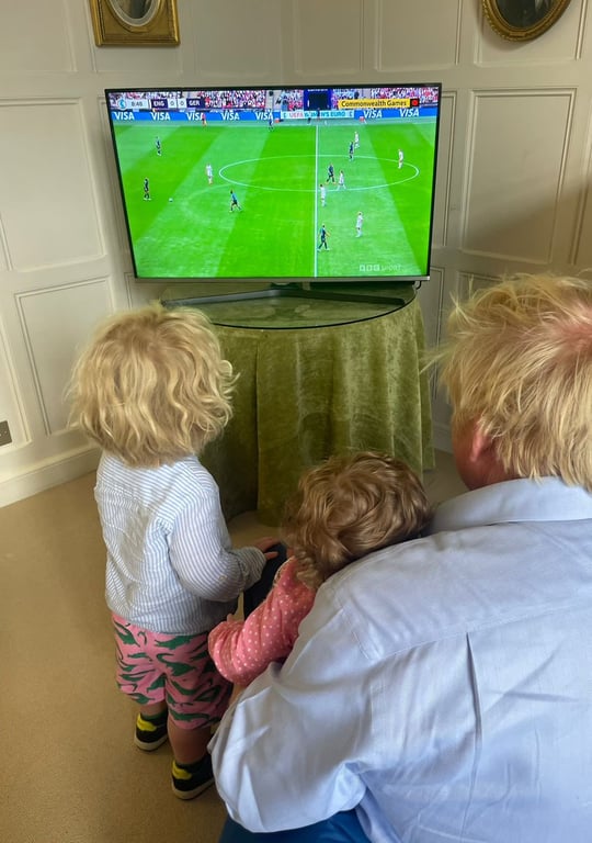Борис Джонсон смотрит футбол с детьми